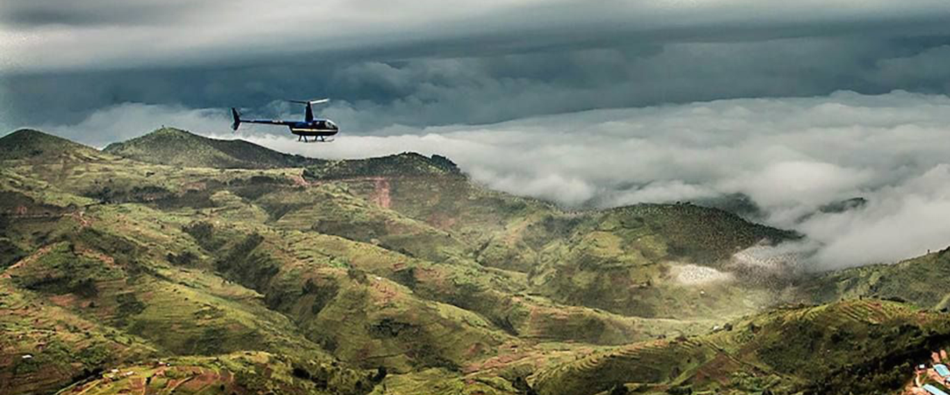 Pegue um voo de helicóptero sobre o campo de Ruanda