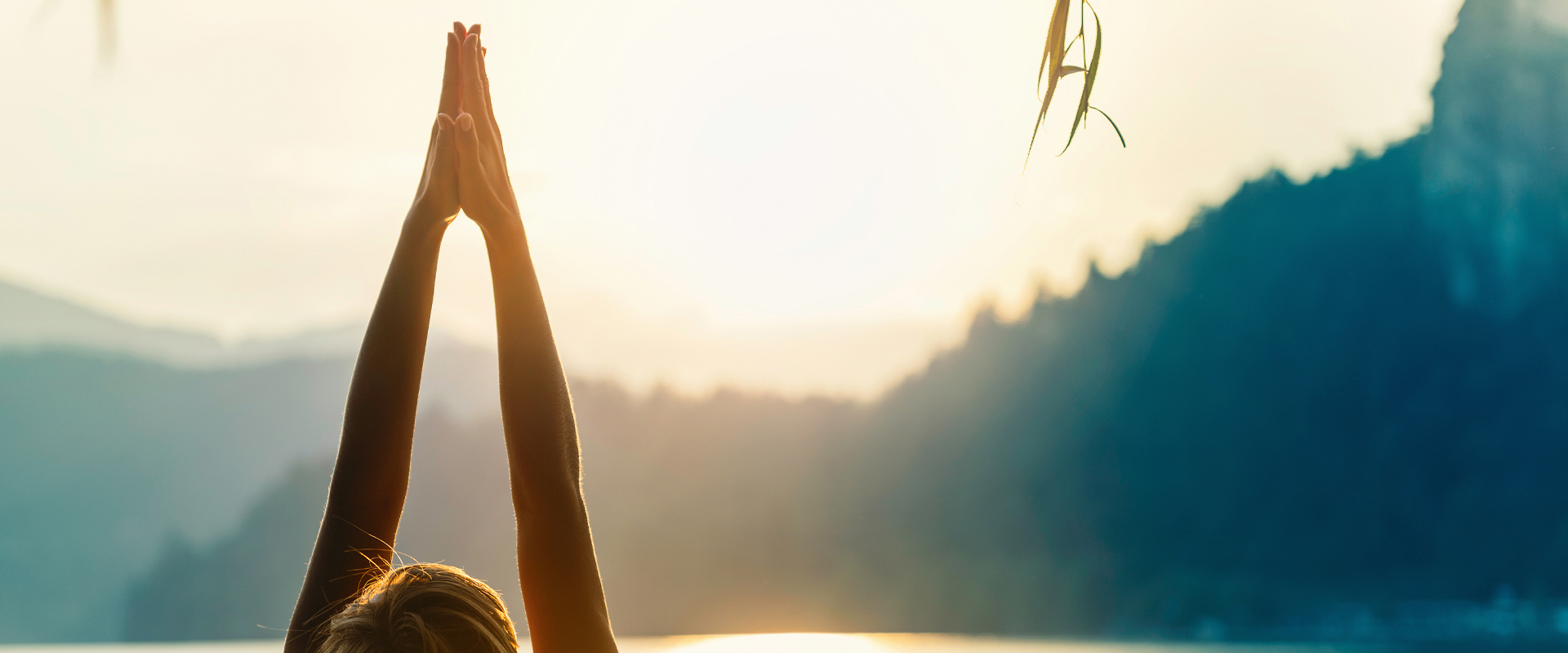 Comece o dia saudando o sol com alguns trechos de yoga