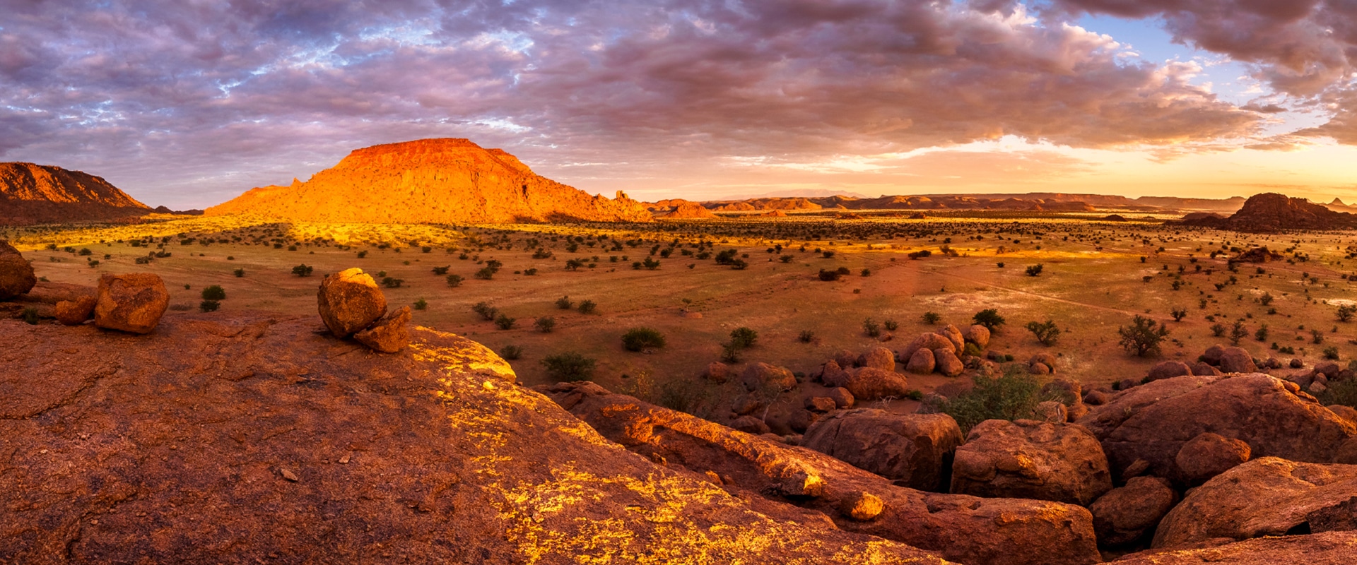 Olhar para o cénico terreno de Damaraland