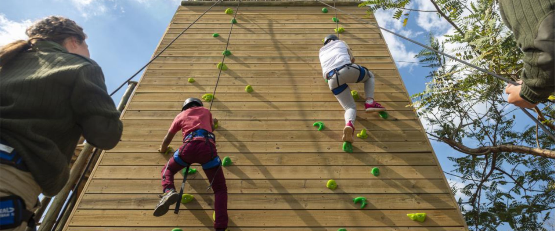 Paredes de escalada para manter pequenos corpos ocupados ativos