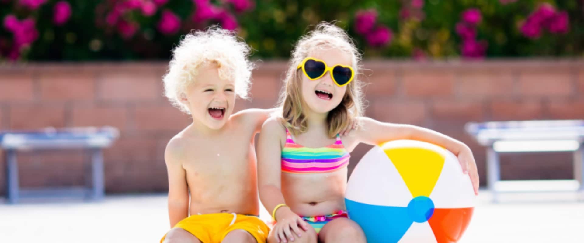 Reúnam-se para um pouco de diversão em família à beira da piscina