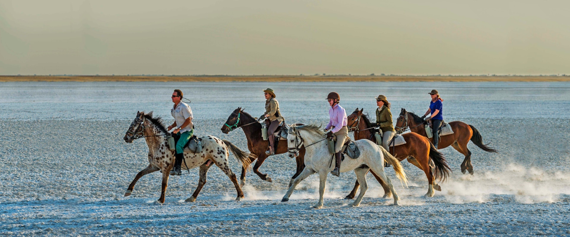 Atravessar o deserto intocado e árido em um safári equitação