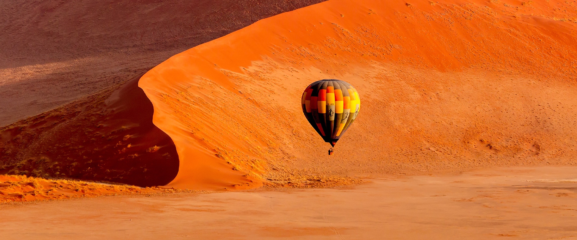 Faça um passeio de balão de ar quente sobre Sossusvlei