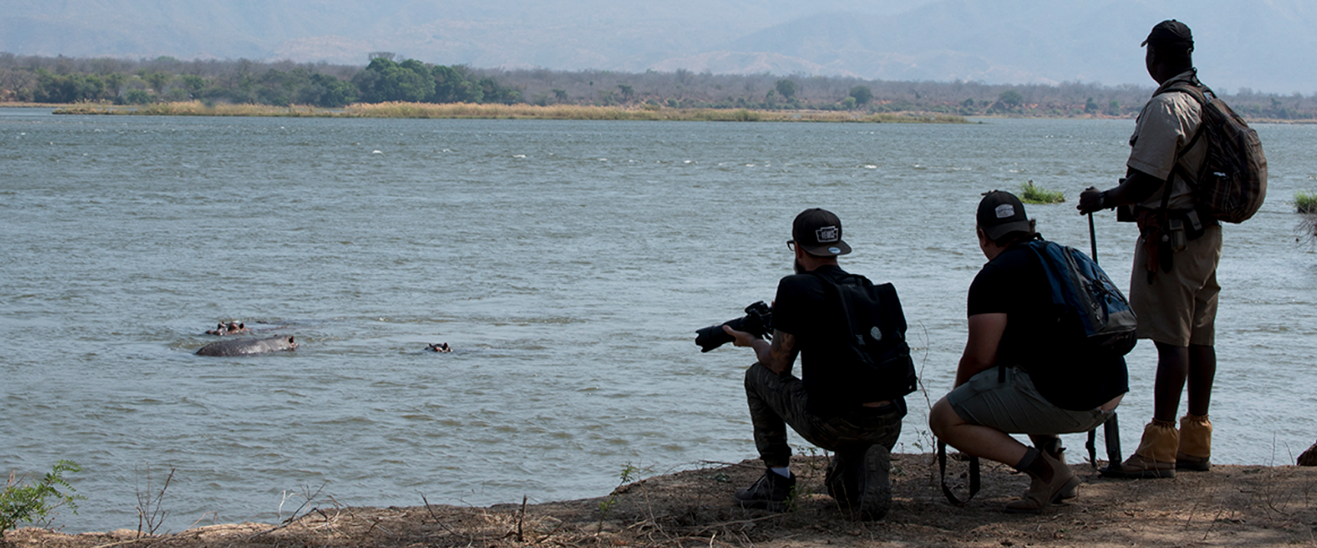 Vagueie pela costa do rio Zambeze a pé