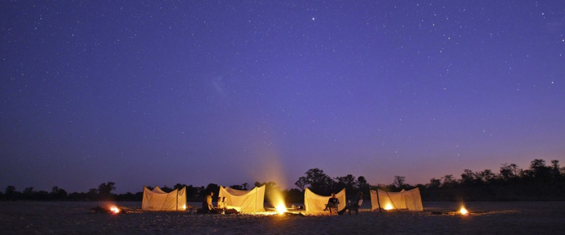 Deriva em um sono sob o vasto céu estrelado africano